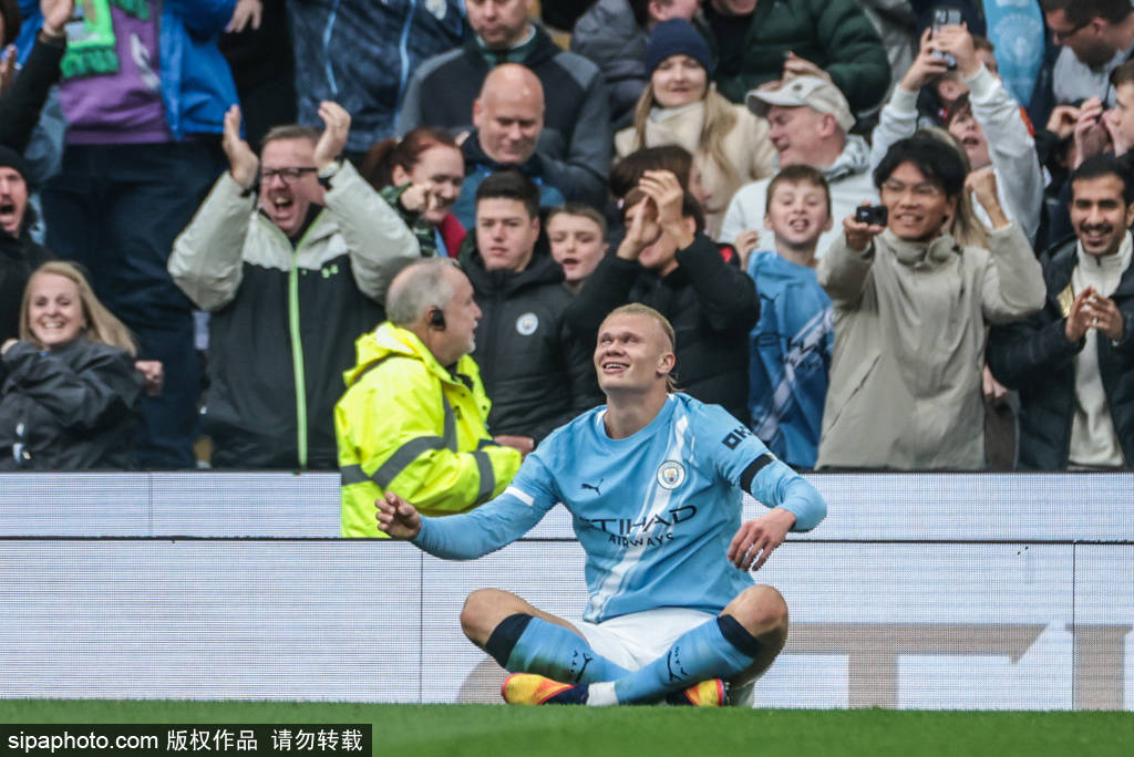 多纳鲁马庆祝曼城2-0战胜那不勒斯:欧洲之夜的背后故事与战术解析