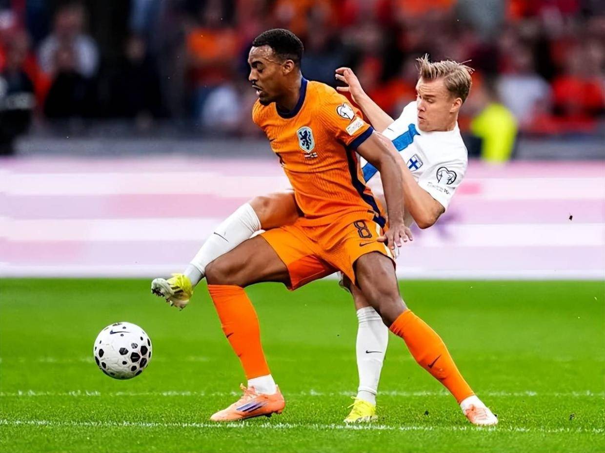 英超双红会赛前,斯洛特透露利好消息,两员大将及时复出战曼联